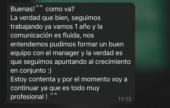 Mensaje de WhatsApp de una creadora contando que lleva un año trabajando con la agencia y que la comunicación es fluida.